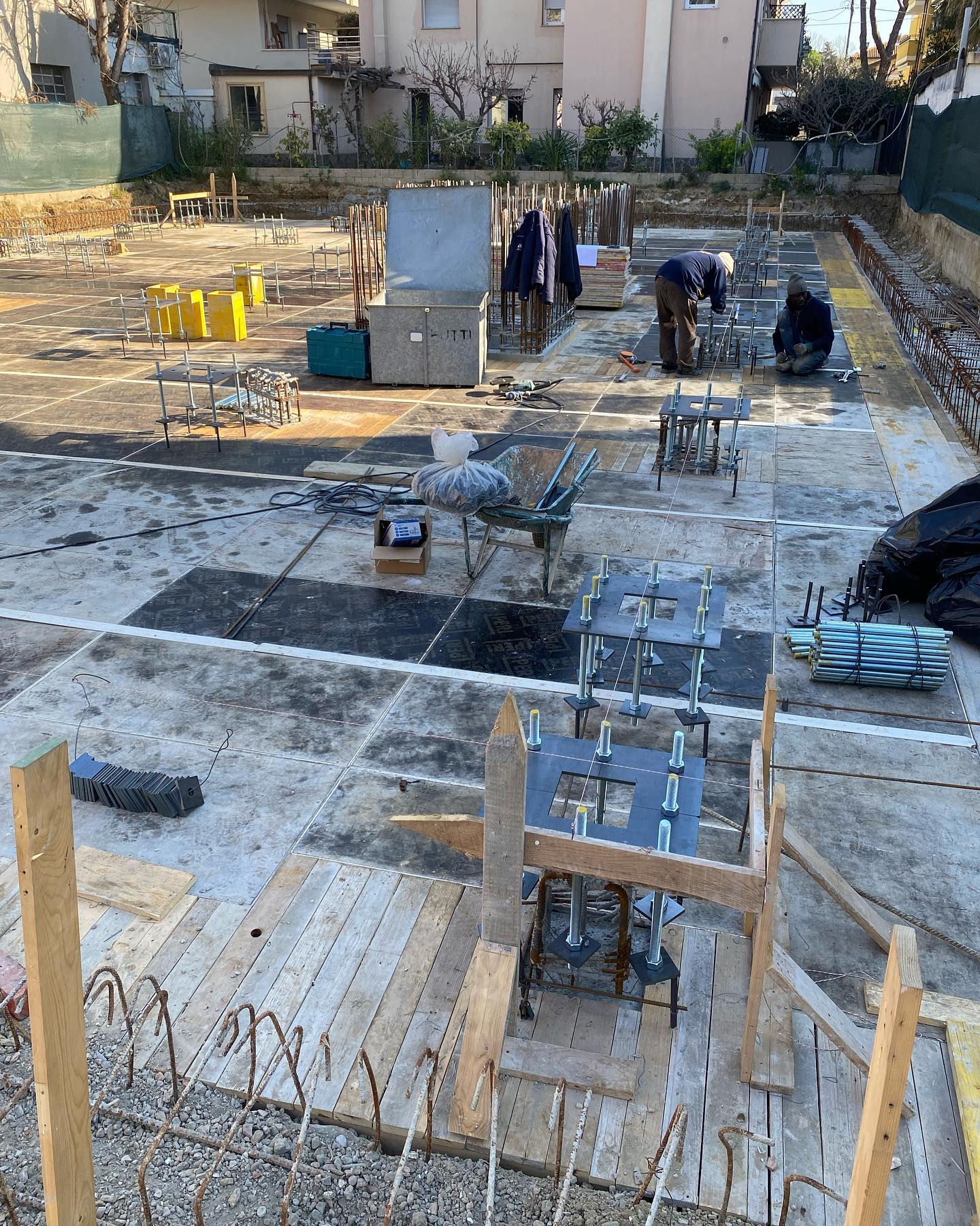 Costruzione di platea. Posizionamento piastre e tira fondi per struttura in acciaio.