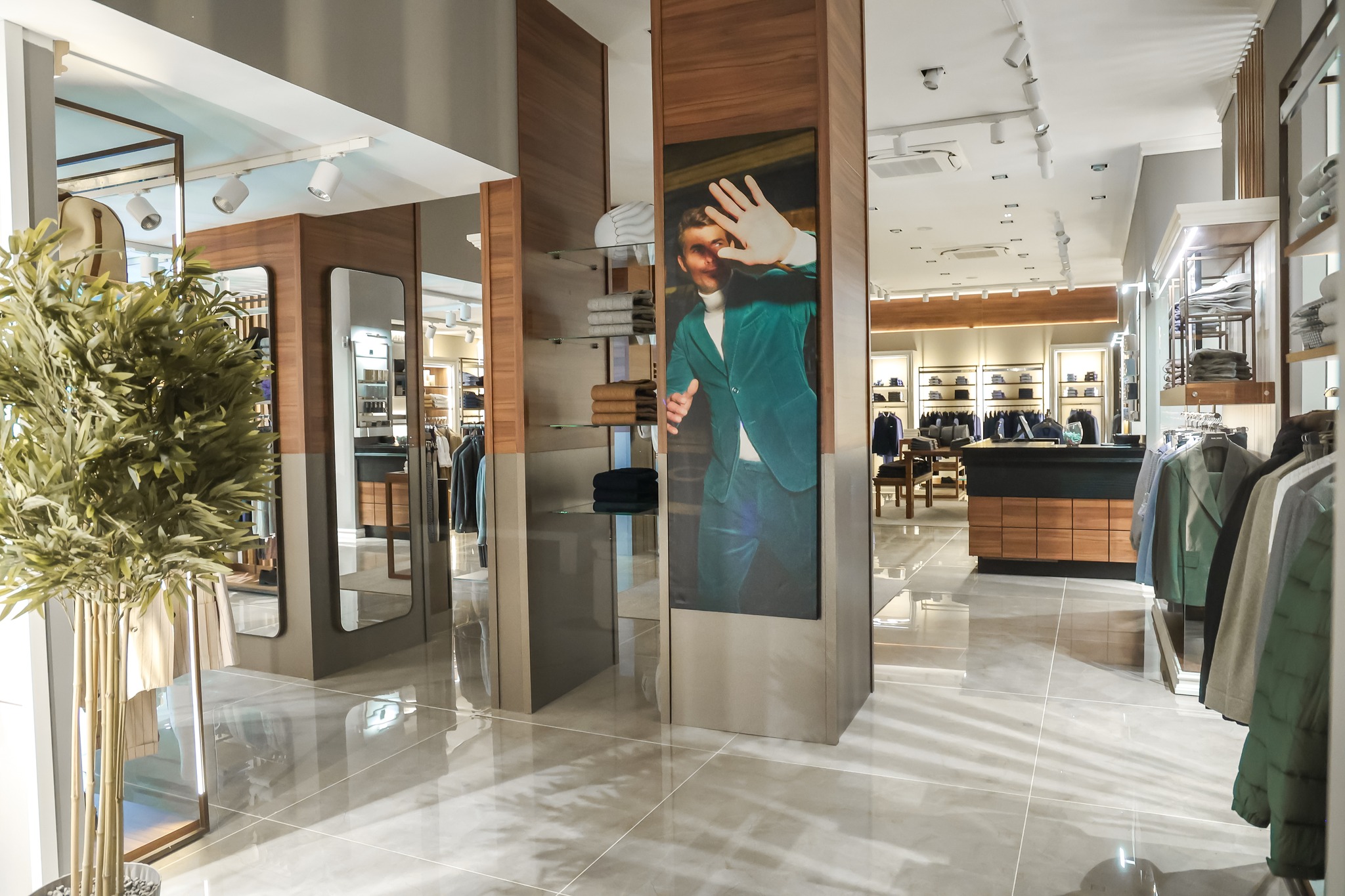 Punto vendita Dan John a Civitavecchia in Viale Garibaldi e Piazzale degli Eroi