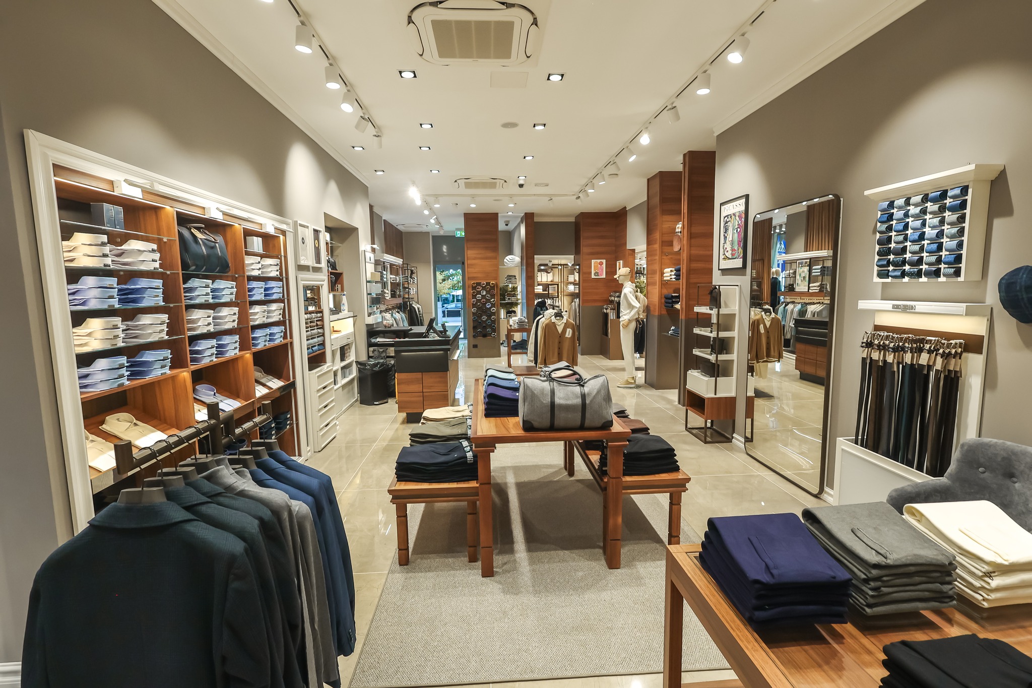 Punto vendita Dan John a Civitavecchia in Viale Garibaldi e Piazzale degli Eroi